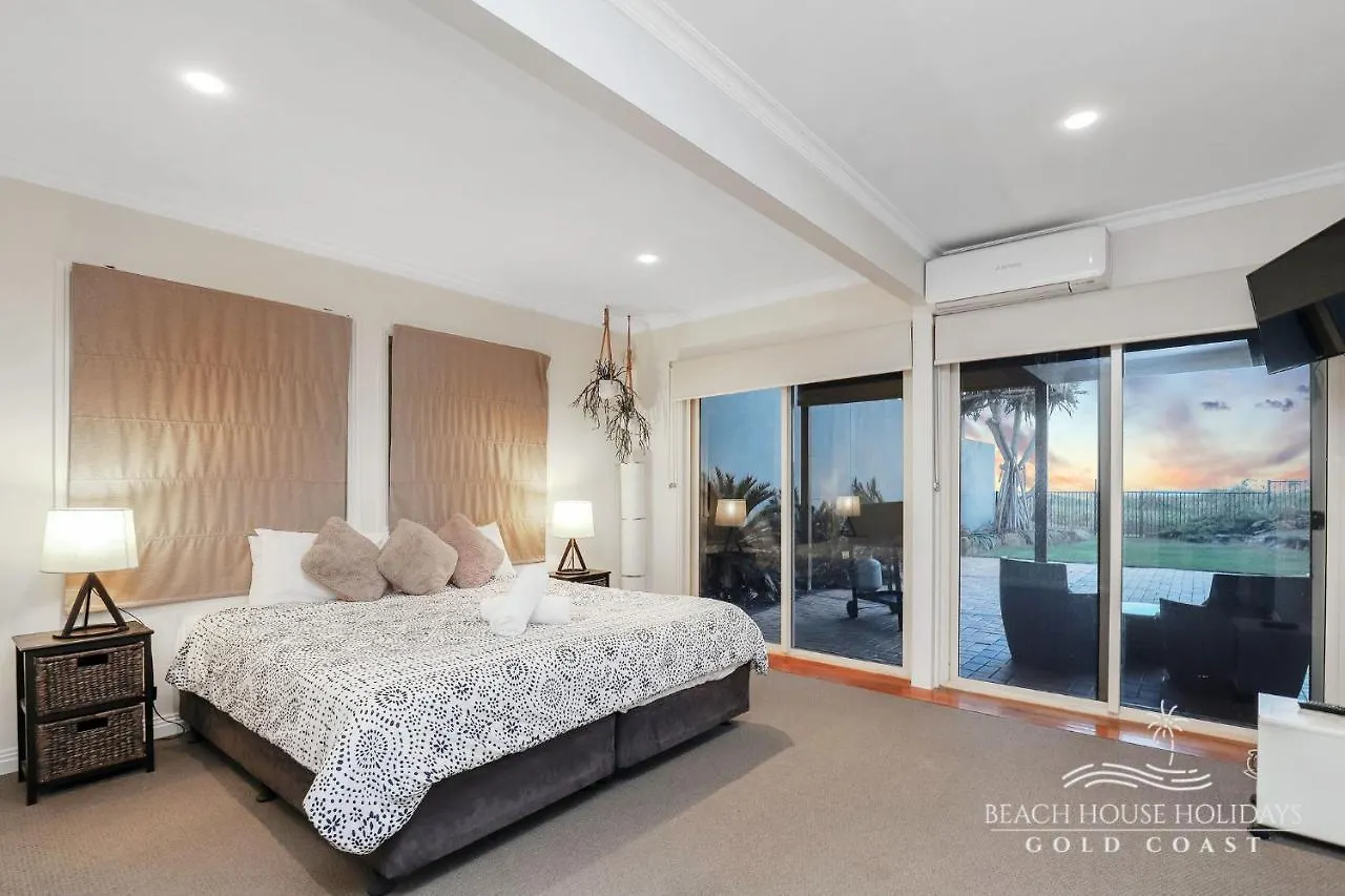 True Beachfront Beach House Gold Coast 0*,